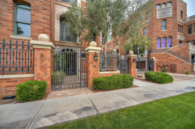 MLS: 5915672 Condo For Sale