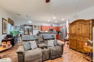 Photo #5: 6058631 Listing