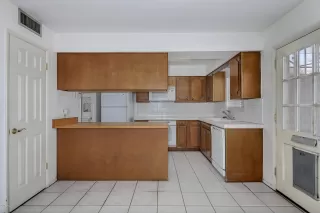 Photo #6: 6059341 Listing