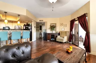 Photo #5: 6062358 Listing