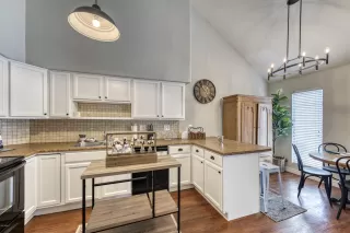 Photo #5: 6066304 Listing