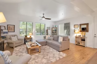 Photo #5: 6076000 Listing