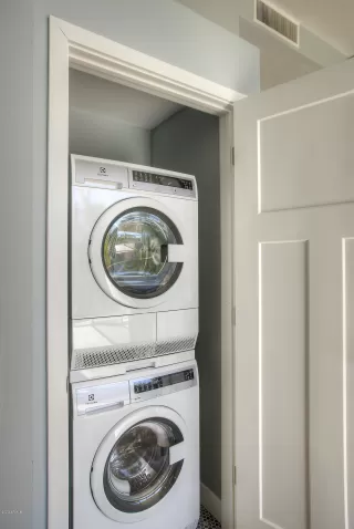 Photo #6: 6087996 Listing