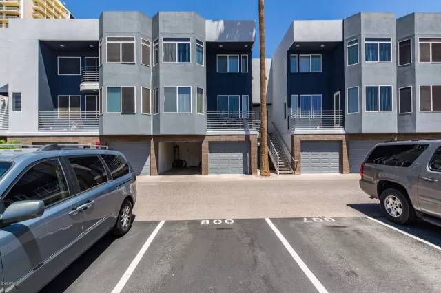 MLS: 6103888 Condo For Sale