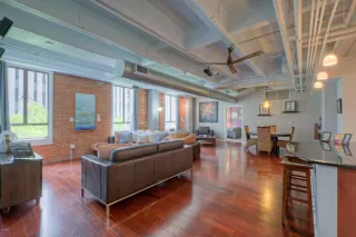 Photo #5: 6104711 Listing