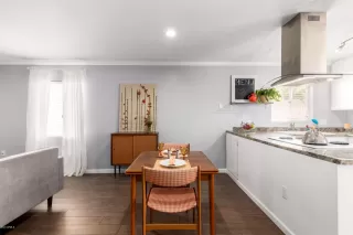 Photo #5: 6105697 Listing