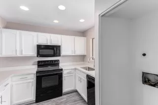 Photo #2: 6121139 Listing 