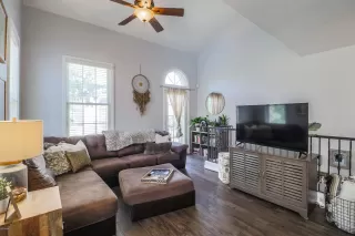 Photo #2: 6136426 Listing