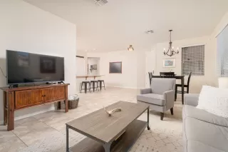 Photo #5: 6140000 Listing