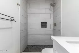 Photo #6: 6184159 Listing