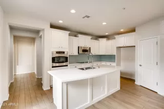 Photo #5: 6185040 Listing 