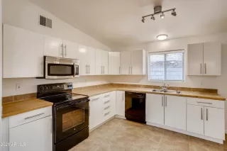 Photo #6: 6185897 Listing