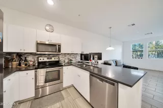 Photo #6: 6199157 Listing