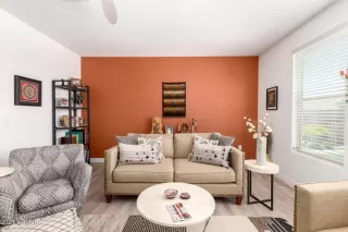 Photo #5: 6221287 Listing