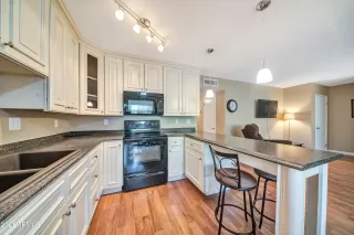 Photo #2: 6238887 Listing