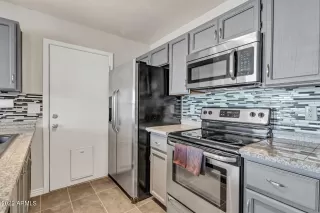 Photo #5: 6344000 Listing