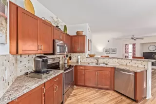 Photo #5: 6360603 Listing