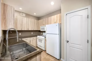 Photo #5: 6365686 Listing