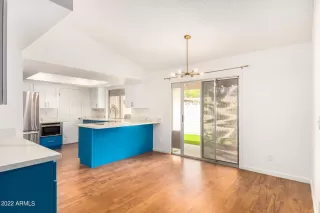 Photo #5: 6376000 Listing