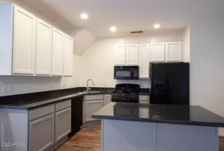 Photo #5: 6391877 Listing