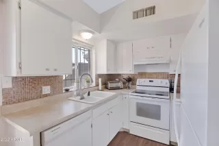 Photo #6: 6392630 Listing