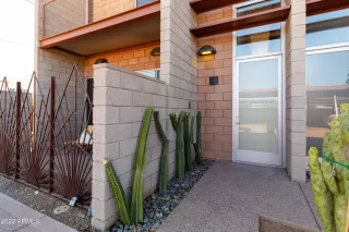 More Details about MLS # 6400063 : 325 E PALM LANE#111