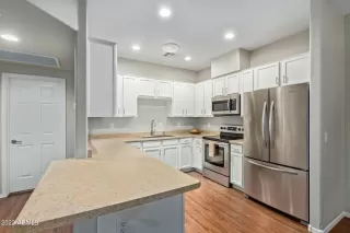 Photo #6: 6402924 Listing