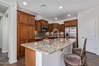 Photo #5: 6408427 Listing