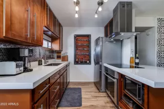 Photo #6: 6414500 Listing