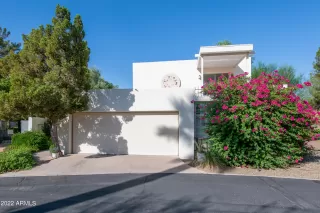 More Details about MLS # 6427602 : 4834 E EARLL DRIVE E