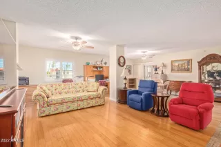 Photo #4: 6441309 Listing