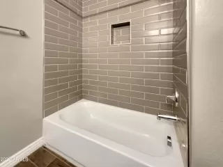 Photo #6: 6480707 Listing