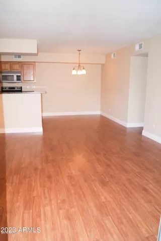 Photo #5: 6519807 Listing