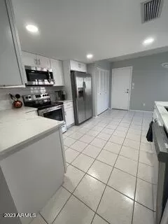 Photo #5: 6533500 Listing