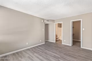 Photo #6: 6589000 Listing 