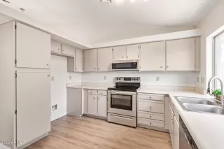 Photo #5: 6591700 Listing