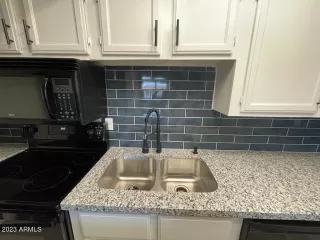 Photo #5: 6608319 Listing