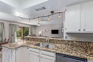 Photo #5: 6612959 Listing