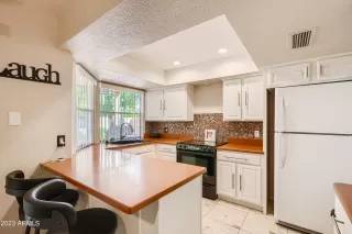 Photo #5: 6621992 Listing