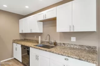 Photo #4: 6640452 Listing