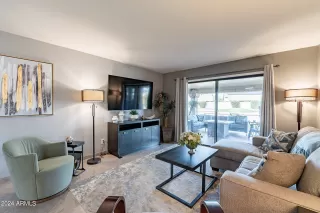 Photo #5: 6648648 Listing