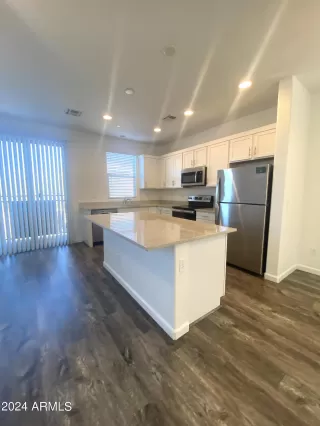 Photo #5: 6651358 Listing