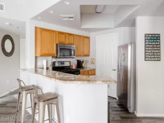 Photo #5: 6661606 Listing