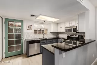 Photo #6: 6677332 Listing