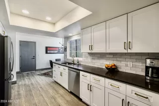 Photo #5: 6679660 Listing