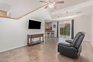 Photo #5: 6691395 Listing