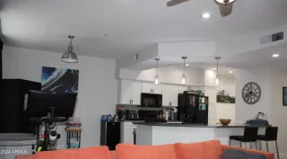 Photo #5: 6695000 Listing