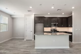 Photo #5: 6698443 Listing
