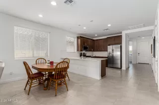 Photo #5: 6701330 Listing