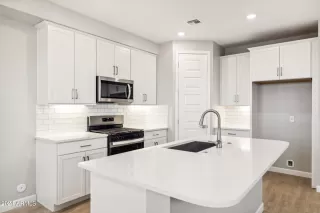 Photo #5: 6710726 Listing